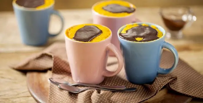 Bolo de cenoura preparado na caneca