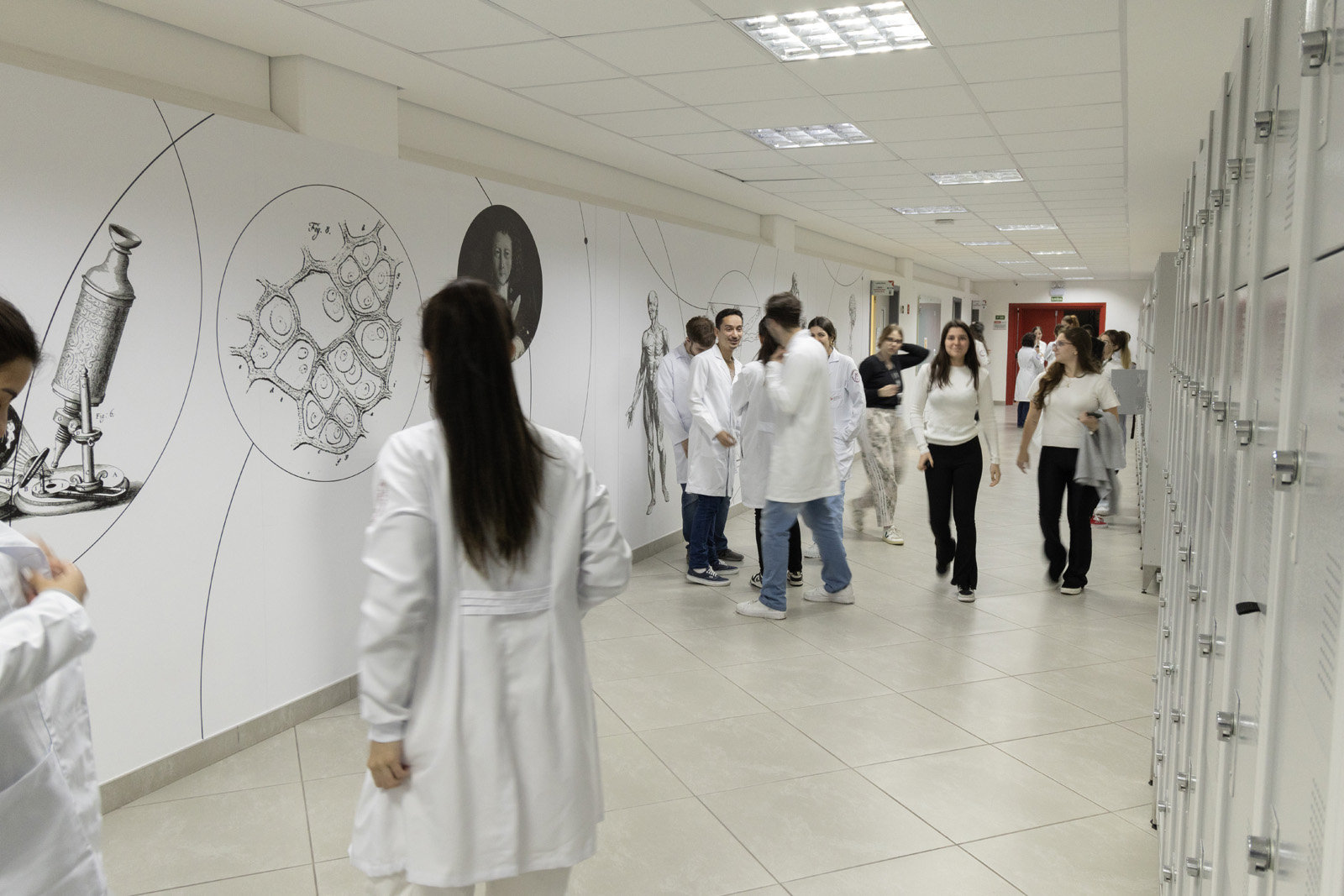 Estudantes circulam pelo corredor de laboratórios do Centro Universitário São Camilo