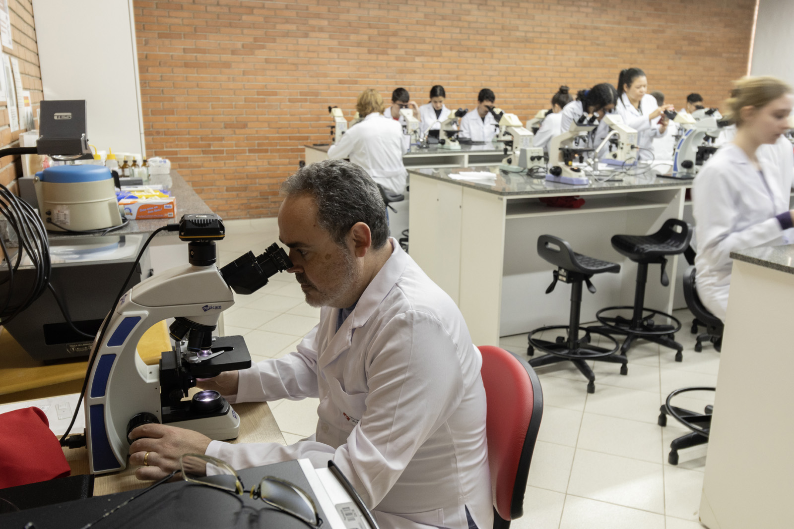 Professor e estudantes em atividade no Laboratório de Microscopia