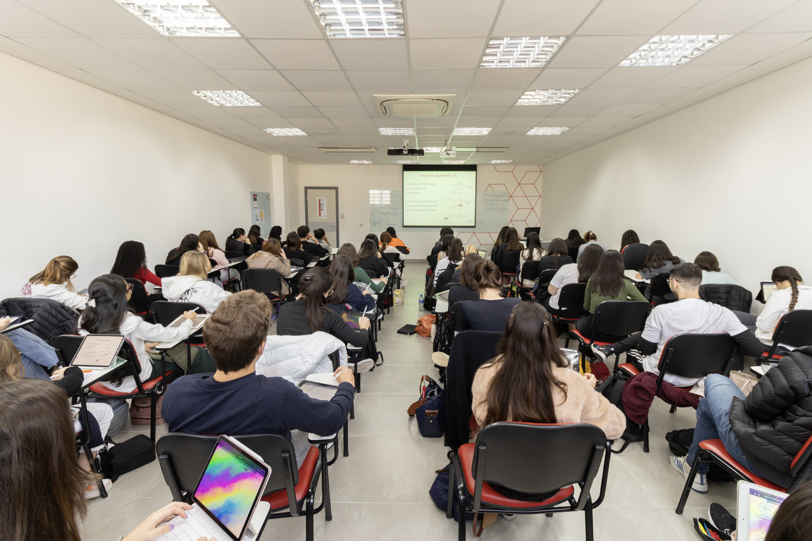 Estudantes em sala de aula do Centro Universitário São Camilo
